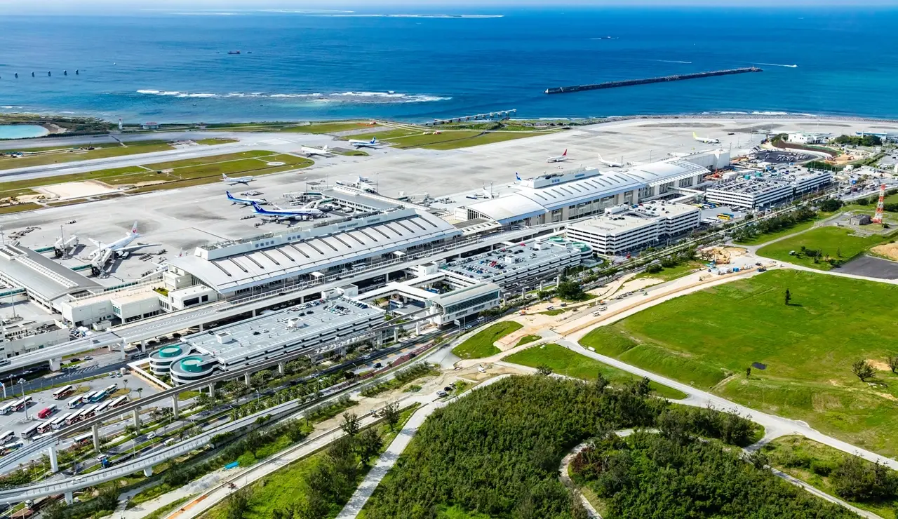 沖縄旅をもっと自由に。空港すぐ乗れるレンタカー！