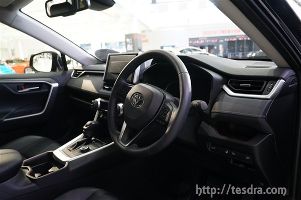 荷物が多くても安心、沖縄観光にちょうどいいRAV4｜沖縄大洋レンタカー那覇空港店