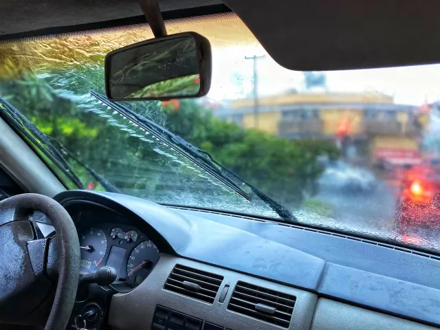 雨でも快適に移動｜濡れずにラクラクレンタカー　沖縄大洋レンタカー那覇空港店