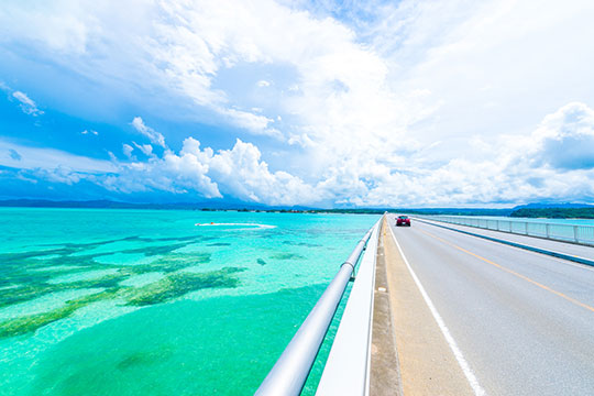 沖縄の海沿いを走るならレンタカーで　沖縄大洋レンタカー那覇空港店