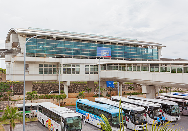 沖縄旅行の夏休み予約は、空港送迎付きで決まり。沖縄大洋レンタカー那覇空港店